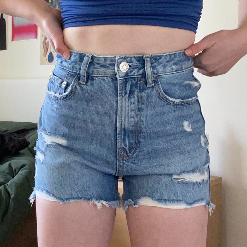 Stradivarius Ripped Denim Shorts in Nedium Wash Size 2